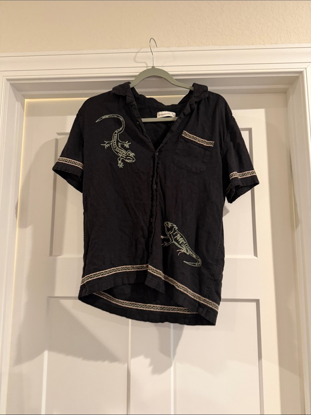 abercrombie kids Black Short-Sleeve Button-Down Shirt with Lizard Embroidery